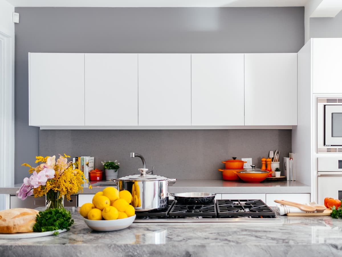 Cocina abierta reformada con isla central, inmueble de muestra
