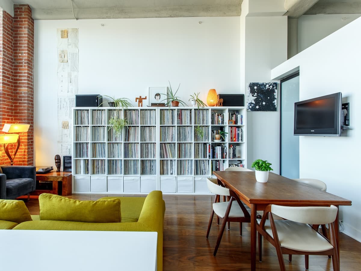Loft reformado con vigas de madera y ladrillo visto, inmueble de muestra
