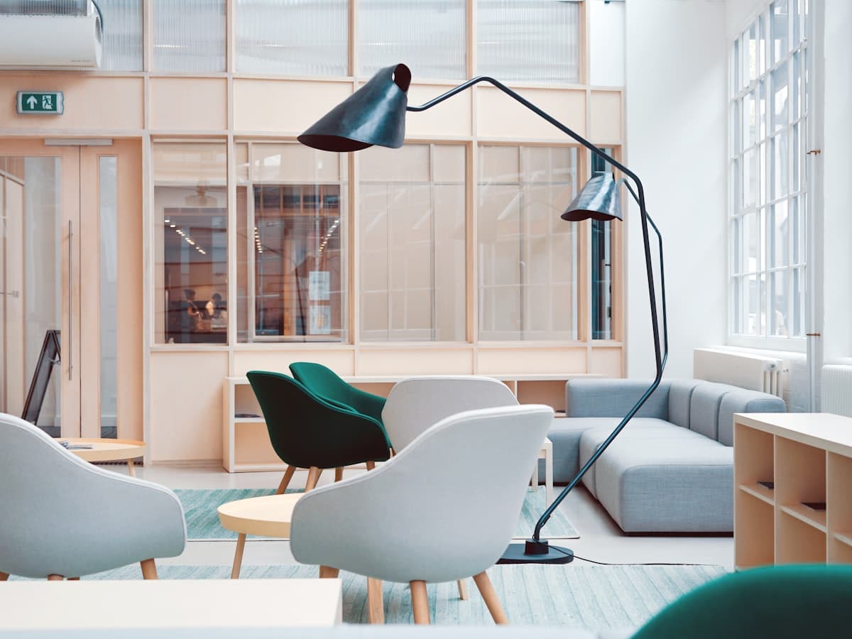 Estudio acogedor con zona de descanso junto a la ventana, inmueble de muestra