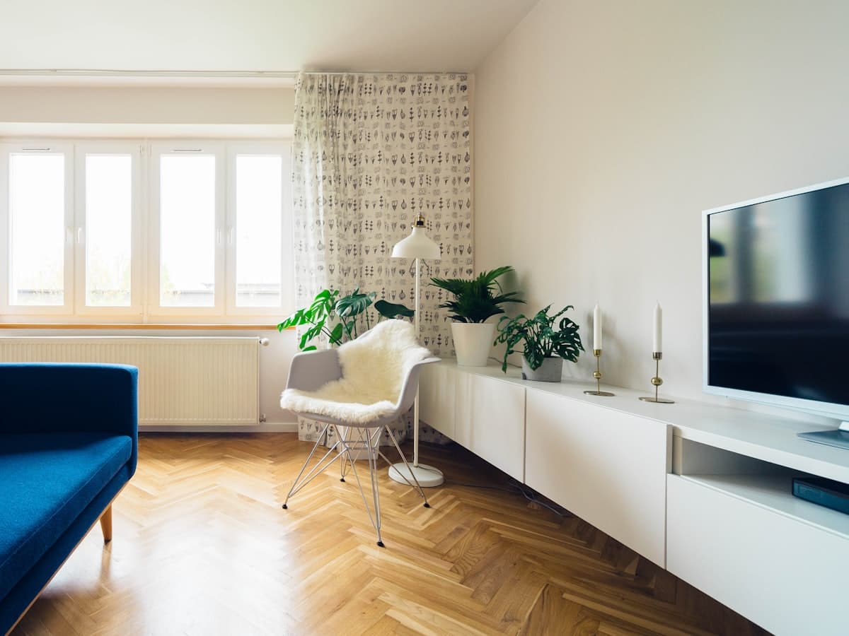 Comedor familiar con mesa grande y luz natural, inmueble de muestra