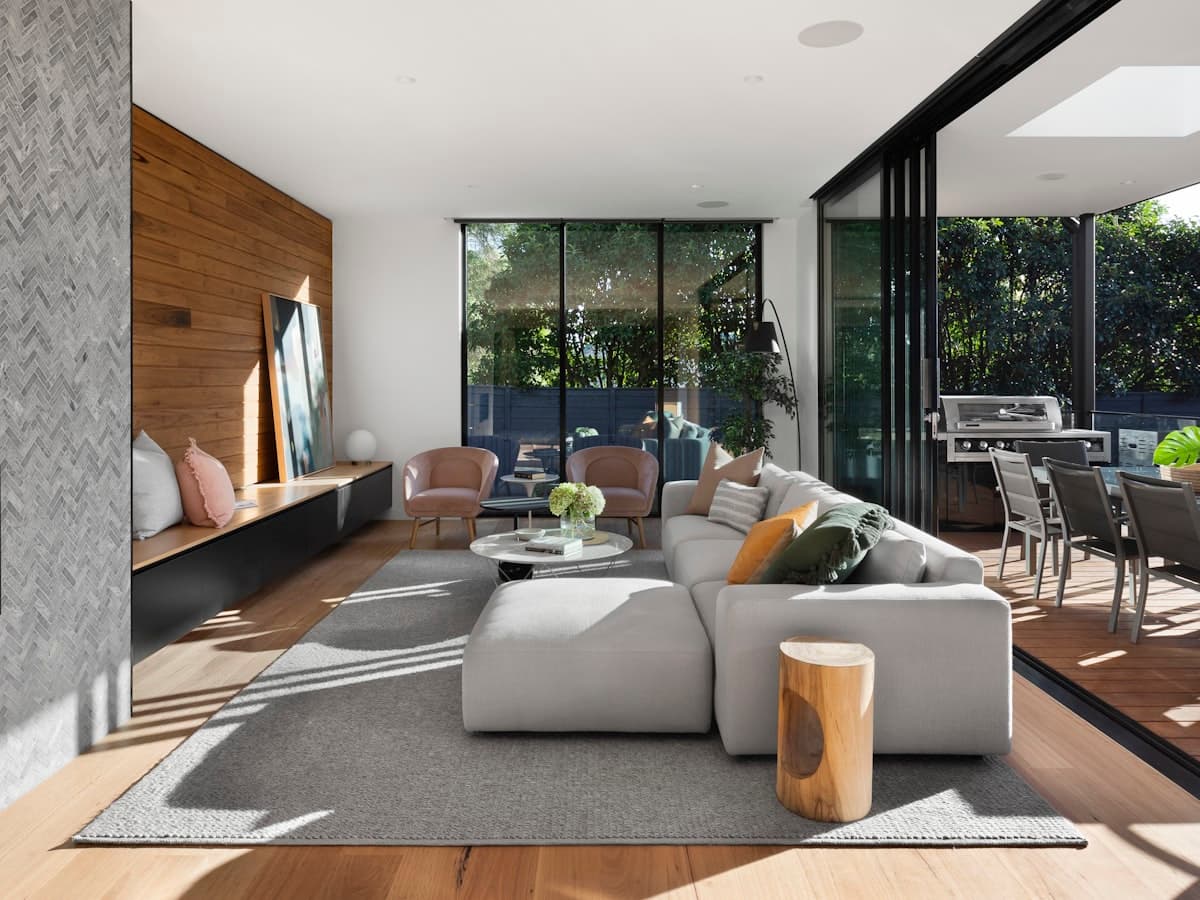 Salón amplio con ventanales y salida a terraza, inmueble de muestra
