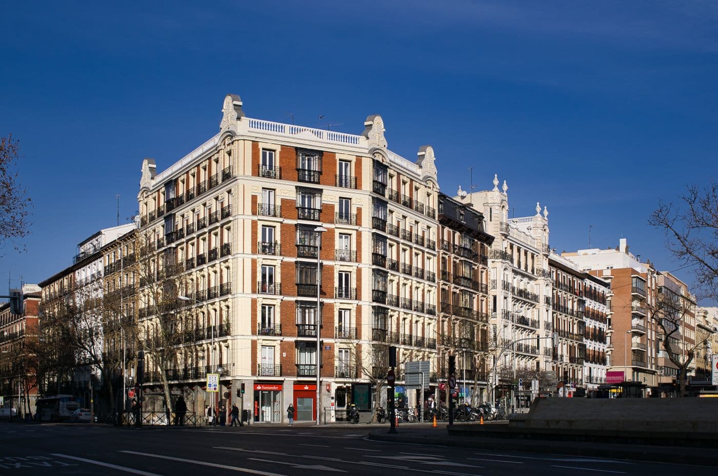 Edificios de viviendas en una calle del centro, zona de muestra