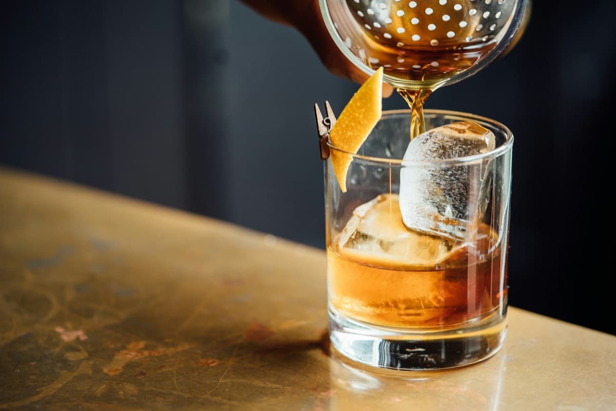 Vermut servido con hielo en la barra de Mesa Norte, con luz cálida de fondo. Imagen de muestra.