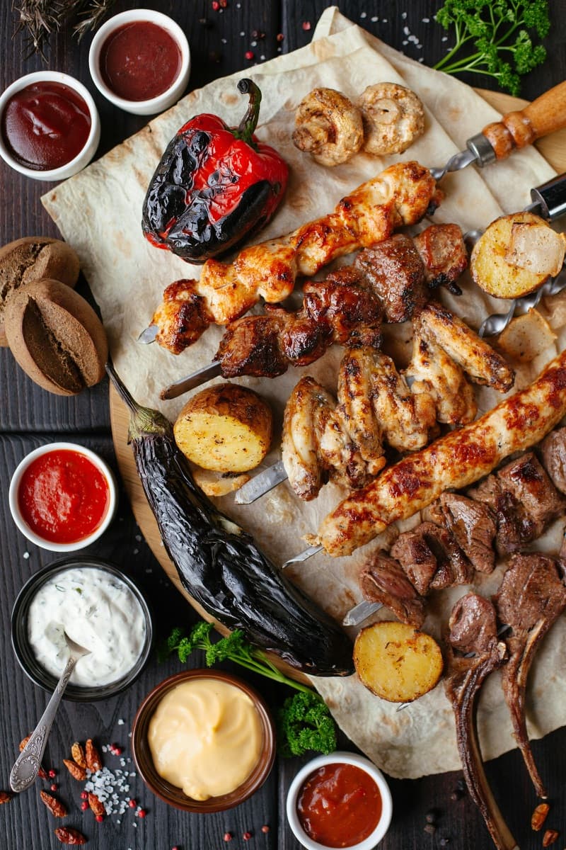 Verduras, carne y brochetas sobre la brasa de encina, vistas desde arriba. Imagen de muestra.