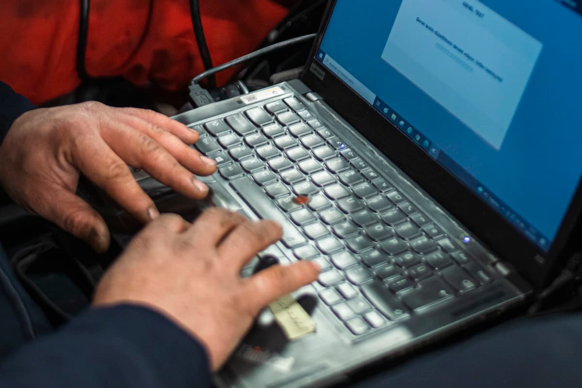 Equipo de diagnosis electronica conectado a un coche para leer la centralita (imagen de muestra).