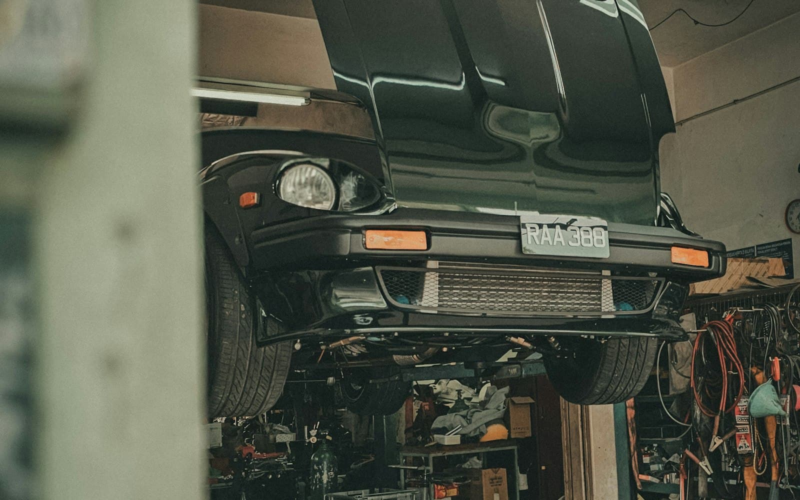 Interior del Taller Ronda con un coche sobre el elevador durante una revision (imagen de muestra).